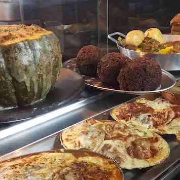 Balcão com abóbora recheada, bolinhos e pizzas