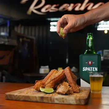 Tábua de torresmo crocante com limão e cerveja